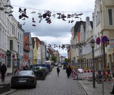 15 Schuhpaare hängen in der Norderstraße - Nørregade