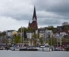 21 Blick vom Hafen auf die St. Jürgen Kirche
