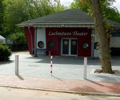 02 starten wir mit den News im Lachmöwen-Theater