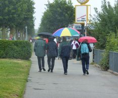 02 trotz Regen sind einige Spaziergänger unterwegs