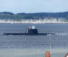 02_ U-Boot Invicible, im Hintergrund Olympiahafen Schilksee