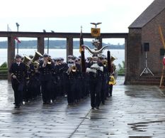 03 das Marinemusikkorps Kiel marschiert auf