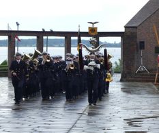 03 das Marinemusikkorps Kiel marschiert auf