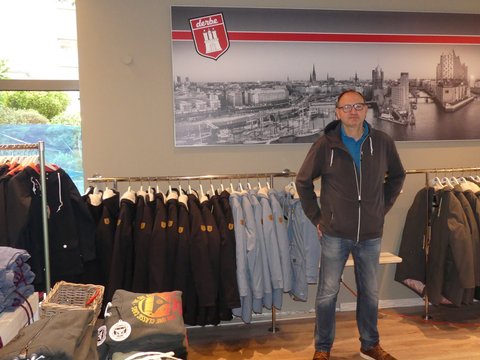 Stephan Schrader in seinem neuen Laden "Strandgaenger"