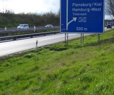 06 ein Fußweg führt direkt an der Autobahn Richtung Kiel entlang...