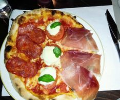 07 aus freudigem Anlass abends im Casa Tripaldi, Pizza Tre Sapori