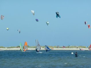 Surfer und Kiter in Laboe
