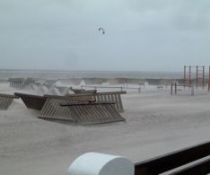 09 Sand, Regen und brüllender Sturm am Strand