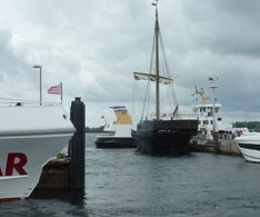 09 im Hafen lag auch die Hanse-Kogge aus Kiel