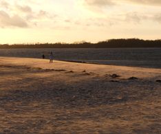12 kräftiger Wind und Sonnenuntergang am Strand