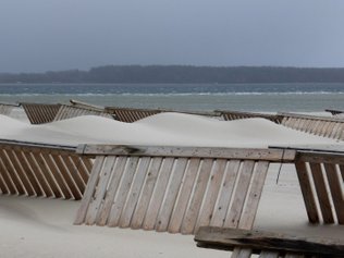 der Sand türmt sich am Strand von Laboe