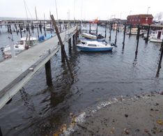 13 Niedrigwasser im Hafen, die Boote liegen fast auf Grund