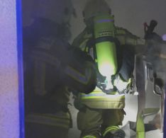 14 die Feuerwehr dringt in das Gebäude ein