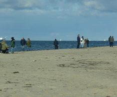 14A_viele Spaziergänger am Strand von Laboe
