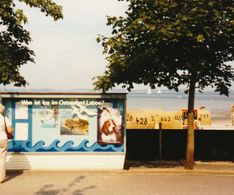 14_Gemeinde-Schaukasten 1985 und Zaun mit schwarzer Folie verkleidet