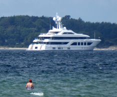15 Luxusyacht Amoa auf Probefahrt vor Strander Bucht