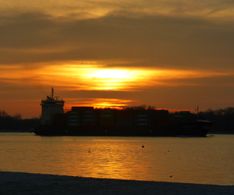 16 Containerschiff in der untergehenden Sonne
