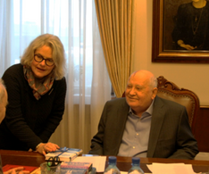 17  Bettina Schaefer 2019 bei Michail Gorbatschow