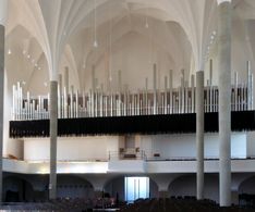 17 das besondere ist die 2-teilige Rieger-Orgel aus Österreich