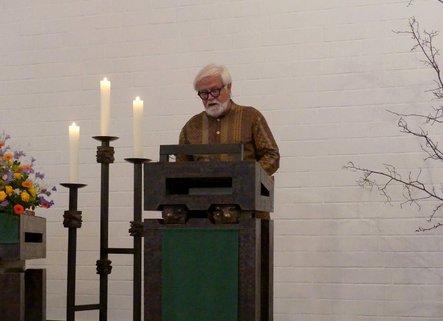 Achim Schuldt predigt auf "plattdeutsch"