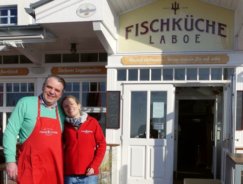 Swantje und Agron Salihu vor ihrer Fischküche