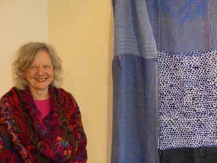 Die Künstlerin Petra Genster zeigt im Freya-Frahm-Haus die Ausstellung"Du bist nicht das Wasser, du trägst nur den Eimer"