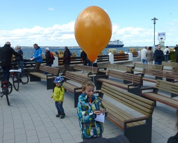 Jannis mit Luftballon