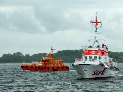 SK BERLIN und Lotsenboot