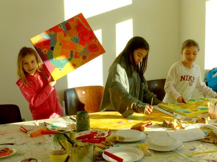 junge Künstlerinnen bei der Arbeit