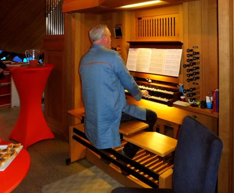 Kantor Eckhard Broxtermann an der Orgel