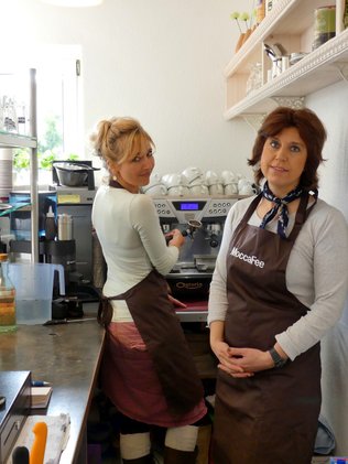 Simone Jendro an der Kaffeemaschine und Sandra Trudrung