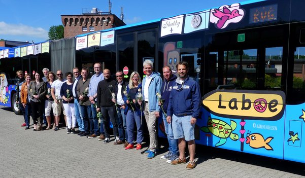 Laboe-Bus auf dem  Werksgelände in Kiel