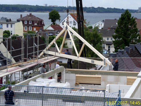der Dachstuhl für den Neubau Parkstrasse wird angeliefert