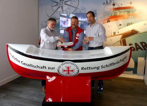 Ulrich Münker (li) und Christian Tinnemeyer (re) überreichen Jörg Ahrend eine Spende in Höhe von 600 €