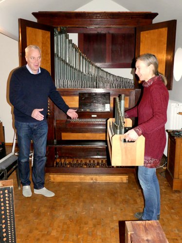 Eckhard Broxtermann und Anne Dabringhaus vor der neuen Kemper-Orgel