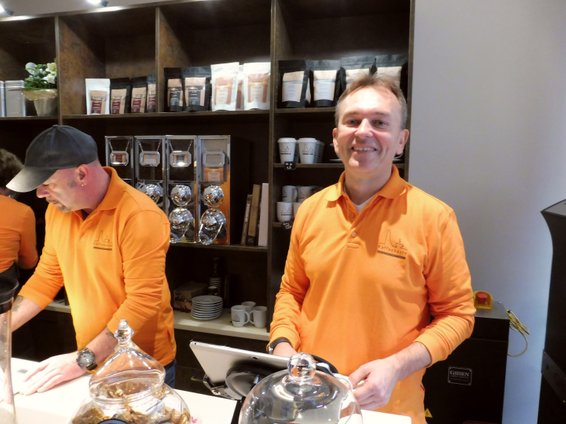 Kai Laukat begrüßt die ersten Besucher in der "Kaffeeküste"
