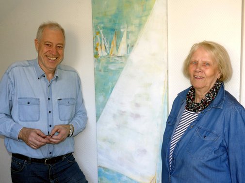  Dr. Jürgen Timm und Malerin Monika Krömer in der Zahnarztpraxis Oberdorf