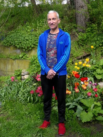 Joachim Rathke in seinem Garten