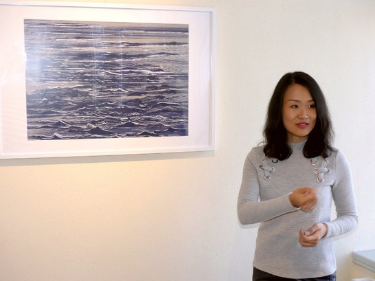 Shyan Siow vor ihrem Wellen-Bild