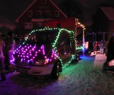 21 Feuerwehrautos mit blinkenden Lichtern