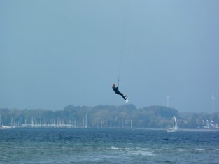 günstiger Wind lässt die Kiter in die Lüfte steigen