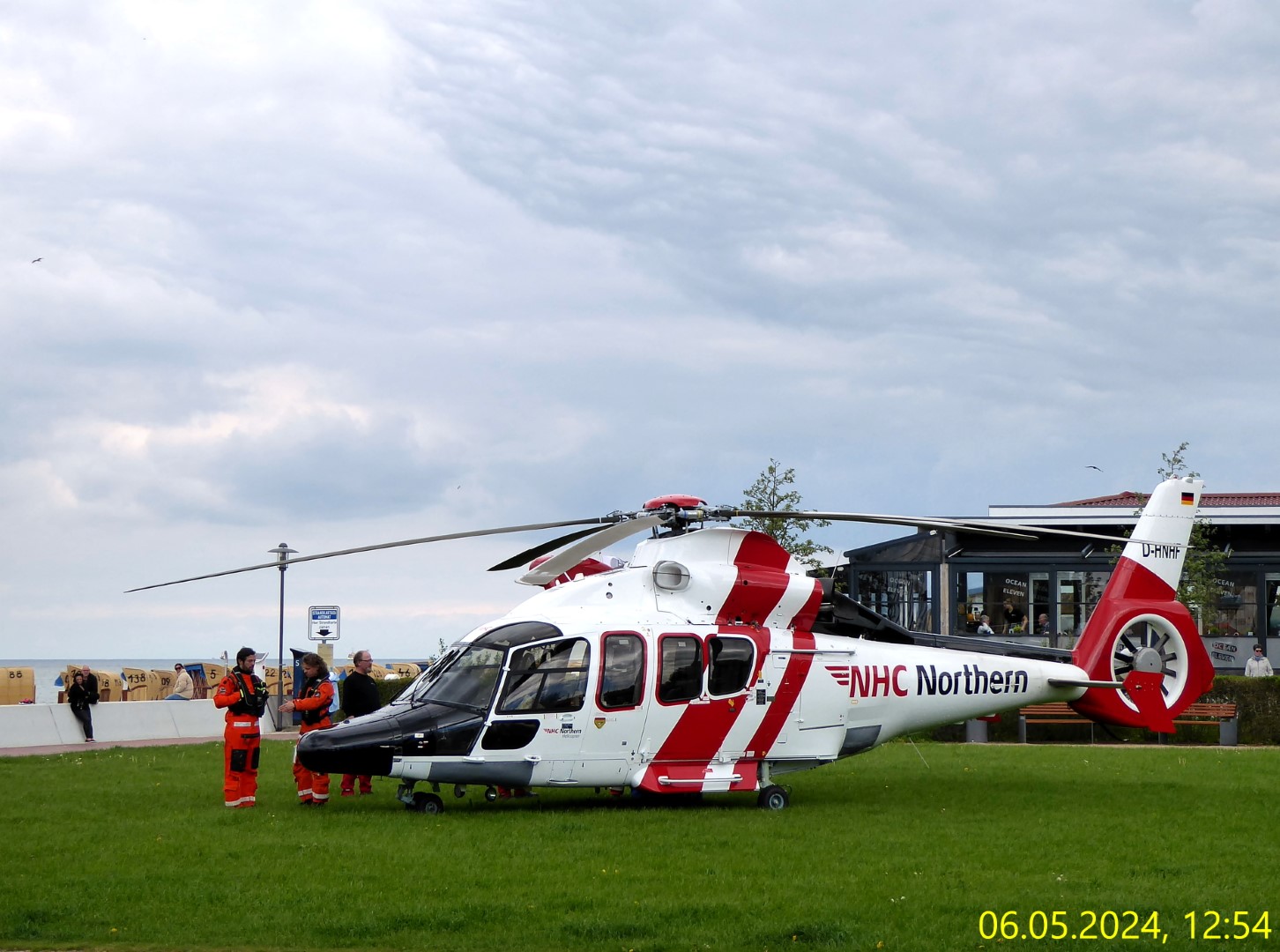 24 Notfalleinsatz SK BERLIN, Rettungs-Hubschrauber im Rosengarten