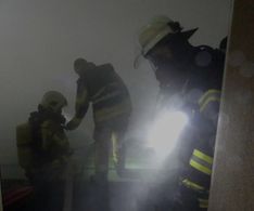 24 routiniert suchen die Feuerwehrleute nach verletzten Personen