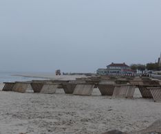 24_nun stehen auch die Sandschutzbretter wieder am Strand