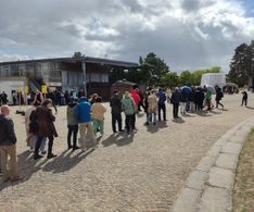 25 Schlange stehen vor der Documenta-Halle