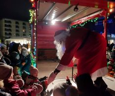 25 glückliche Kinderaugen strahlend en Weihnachtsmann an