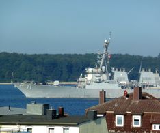 25_derUS Lenkwaffenzerstörer USS Ross auf dem Weg nach Kiel