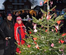 26 Anja K und Lilly haben einen Weihnachtsbaum ersteigert