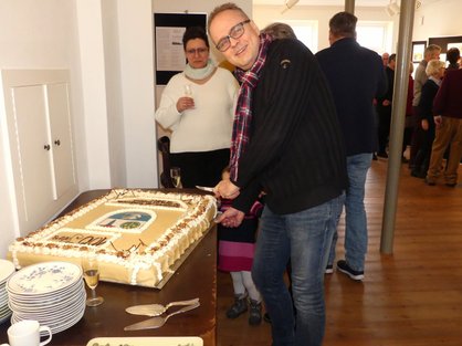Jens Kavacs schneidet die HGV-Torte an