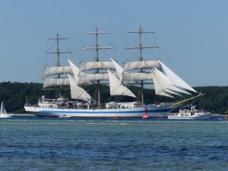 etwas größer als die GEFION, das russische Segelschulschiff MIR bei der Windjammerparade 2019